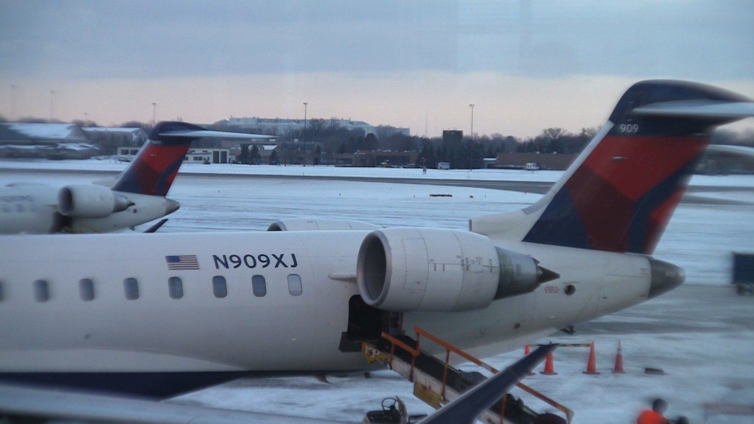 Delta Air Lines Comfort Plus CRJ900 Row 5 from the A/B side. Video