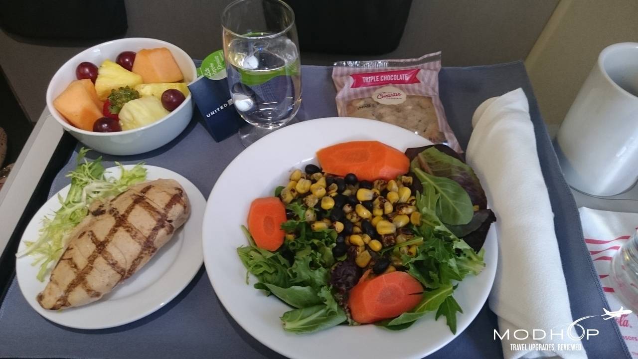 Salad option in first aboard a United Embraer 175