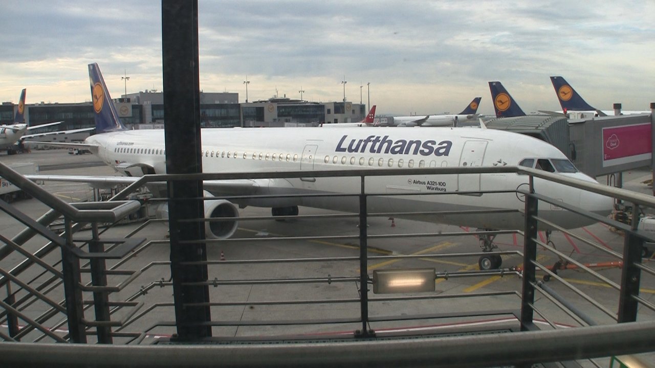 The Lufthansa Redemption: A 100-Year-Old Icon Gets a Major Business Class Glow-Up.