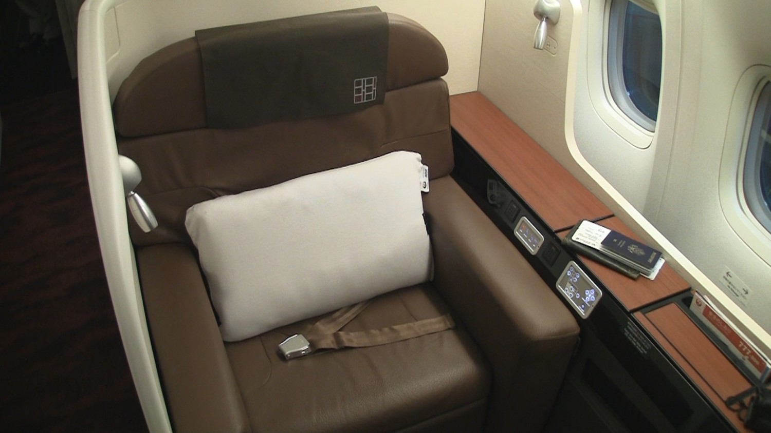 Japan Airlines Review (Video) | 777-300 First Class Seat 1A - modhop.com