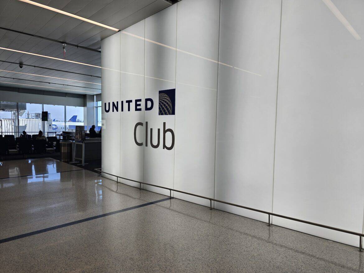 Front signage at United Club LAX as we approach with our airport lounge daypass
