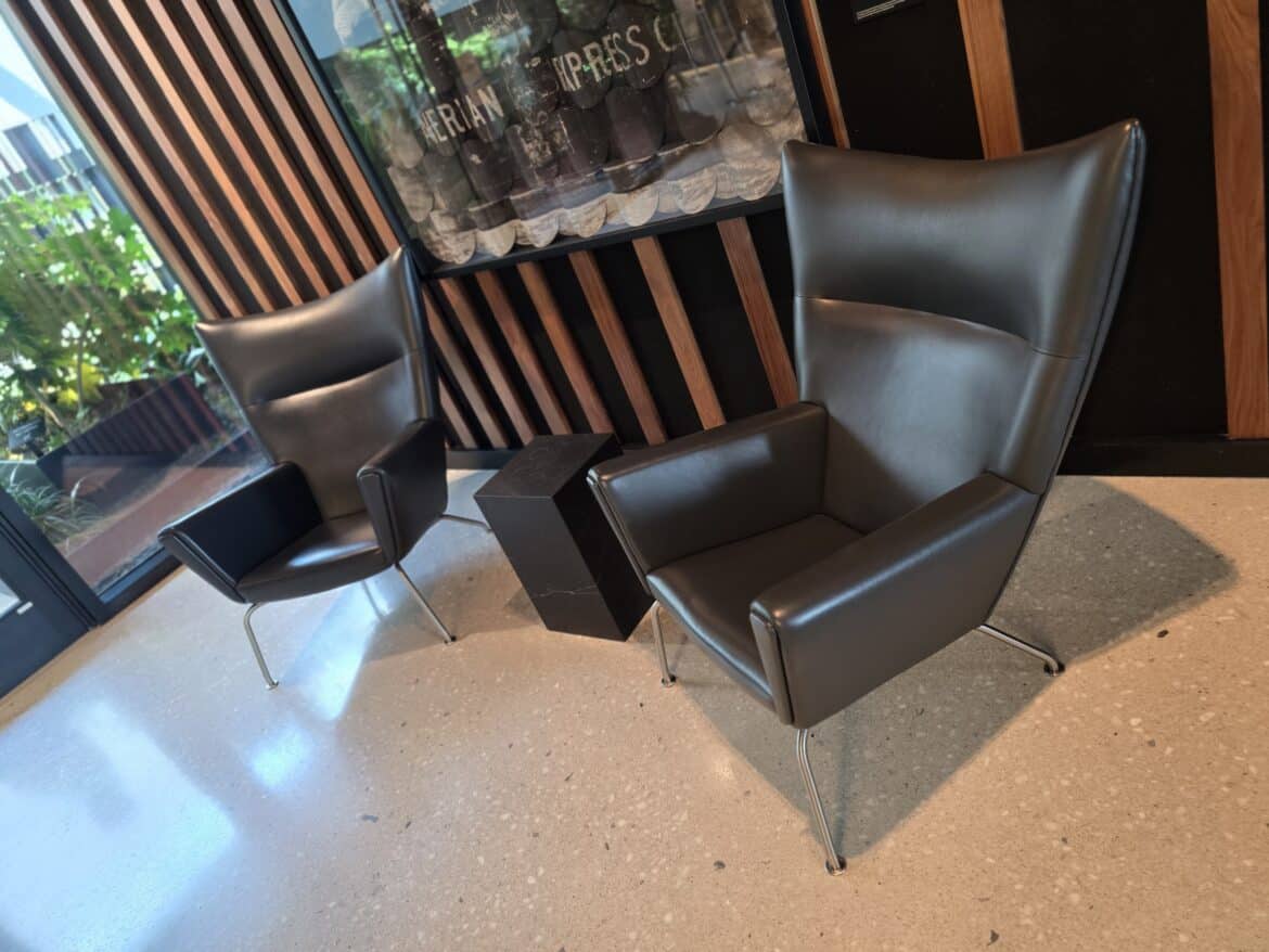 2 single seats at atl lounge. they're empty but not available with an airport lounge day pass.