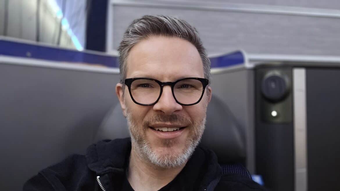 Is business class worth it on a 6-hour flight? Jake, here in Polaris business class, thinks so.
